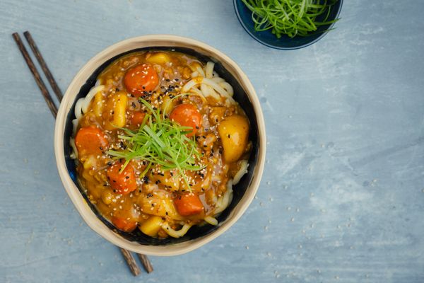 Golden Curry udon noedels met dashi en varkensgehakt