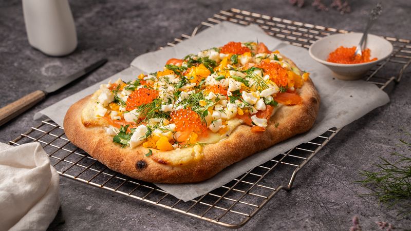 pinsa koolrabi, zalm, ei en lentekruiden (lenterecept)