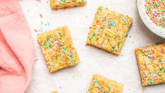 Feestelijke blondies met witte chocolade