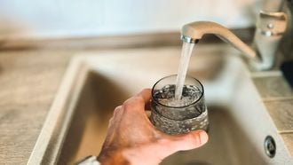 Wat kun je beter drinken: kraanwater of water uit een fles? Drinkwaterexpert legt uit