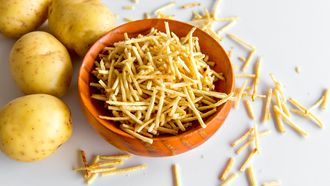 frietsticks aardappelen en bakje