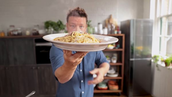 Zo maakt Jamie Oliver pasta carbonara (uiteraard zonder room) - Culy