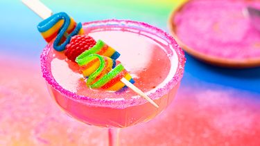 Regenboog cocktail voor de pride