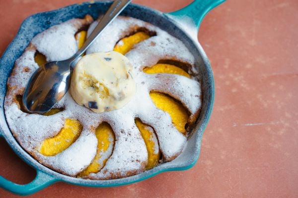 Nectarine cobbler met vanille-ijs: