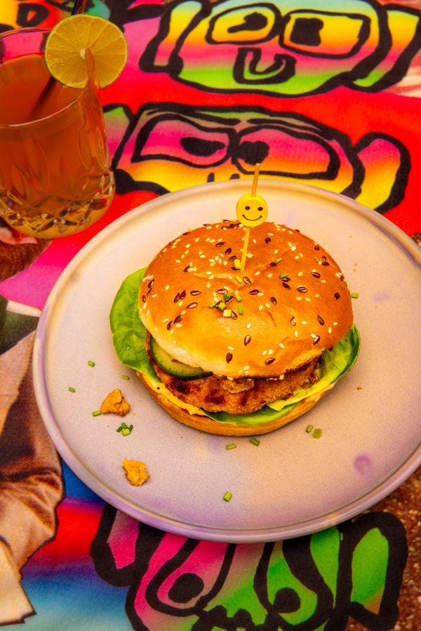 Vegan kipburger van de barbecue / bbq