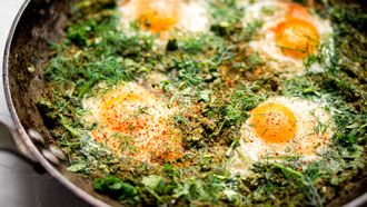 Groene shakshuka: gepocheerde eieren met spinazie
