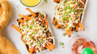 Homemade kapsalon met zoete aardappelfriet