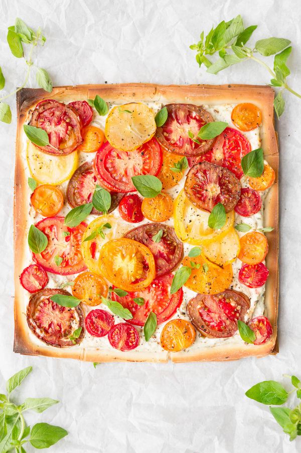 Tomato tart with colored tomatoes