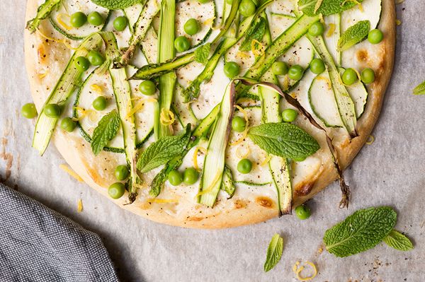 lichte lentepizza met groene asperges