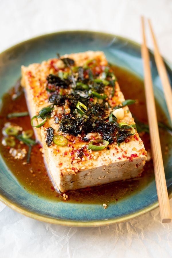 Warme tofu in sojadressing