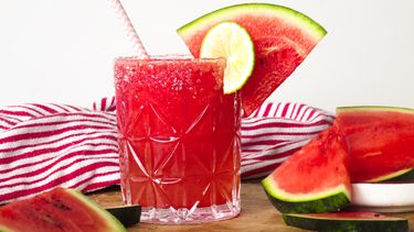 Zomers drankje met watermeloen, rozenwater en limoen