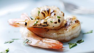 gemarineerde garnalen op een bord