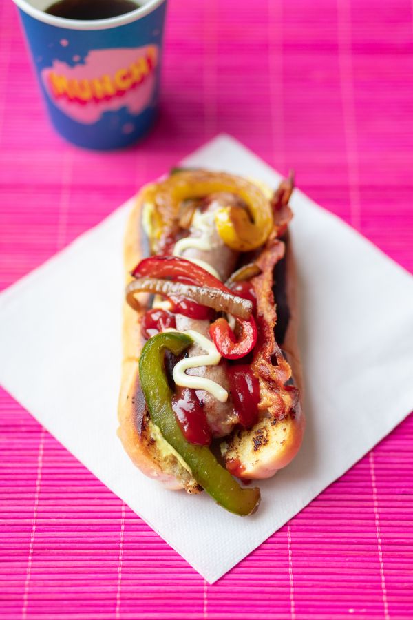 Hotdogs met bacon en paprika