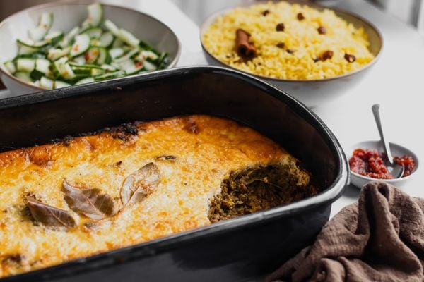 Bobotie recept met gele rijst en komkommersambal