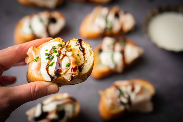 Hapje voor oud en nieuw: crostini met porchetta en mierikswortel
