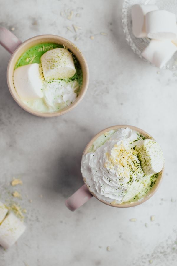 Witte chocolademelk met matcha