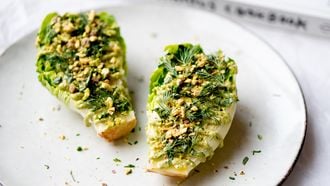 Salade van baby romaine sla met pistachedressing