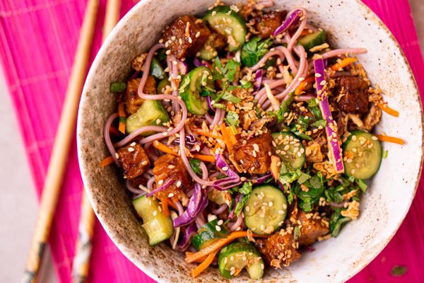 Snelle noedelsalade met tempeh