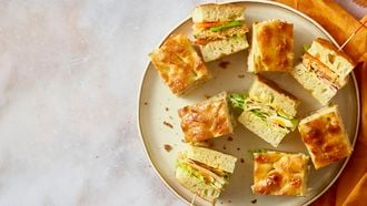 Zelfgemaakt borrelbrood bite size sandwiches