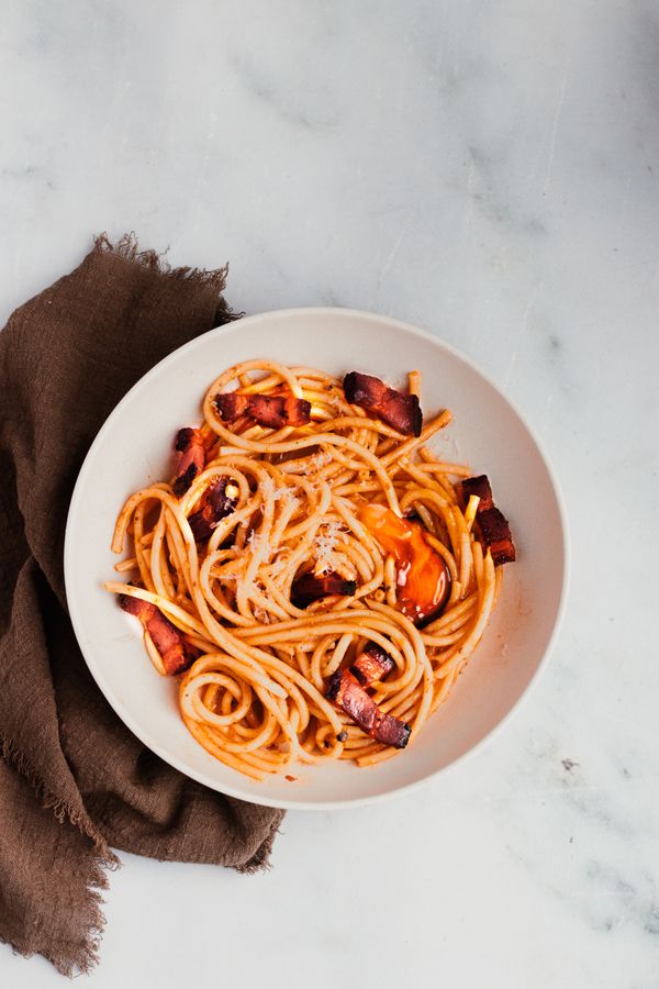 Chili crisp carbonara recept met buccatini
