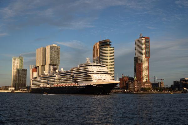 Holland America Lijn in de haven van Rotterdam