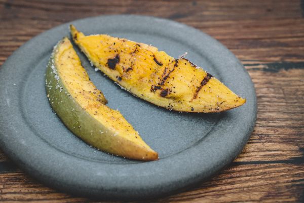 Gegrilde mango bij restaurant Wils in Amsterdam