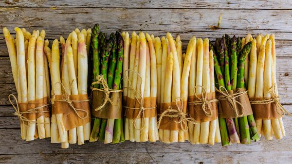 groene en witte asperges koken