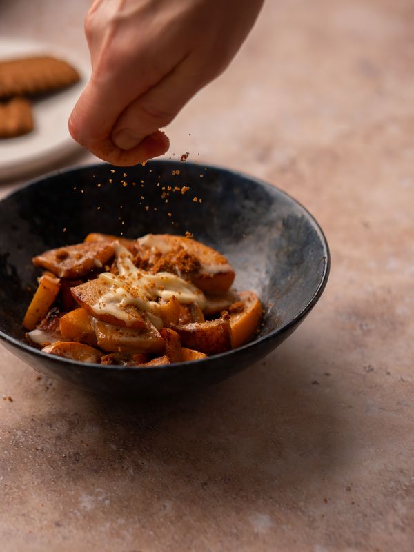toetje met kakifruit, witte chocolade saus en koek