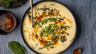 warme yoghurtsoep met spinazie en chiliboter