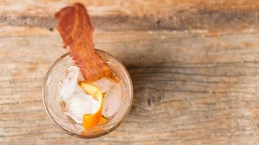 old fashioned cocktail met bacon