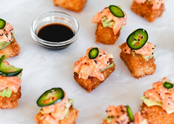 Crispy rice met zalm / krokante rijst met zalm / krokante sushi met zalm