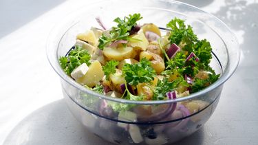 aardappelsalade stock