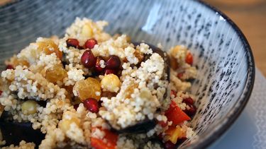 Foto van vegetarische couscous met gegrilde aubergine, kikkererwten en granaatappelpitjes (gezonde recepten_