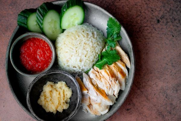 Rijst met kip: Hainanese chicken rice