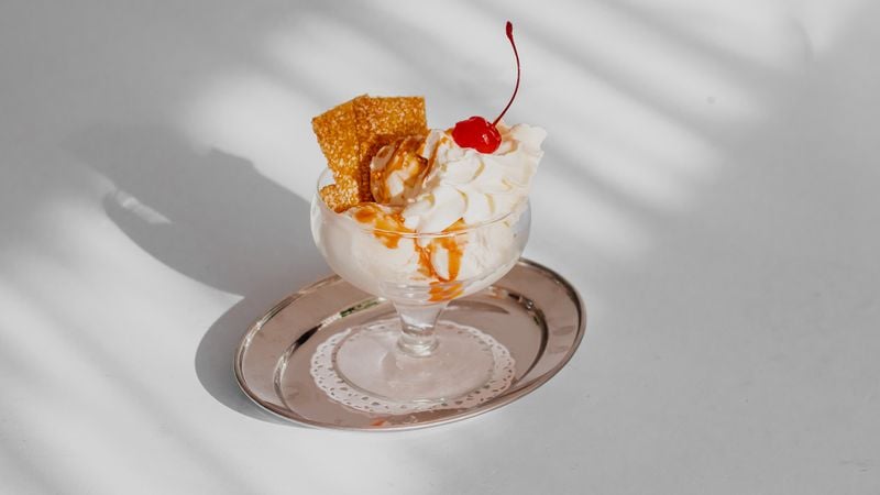 Sundae ijsje met karamel