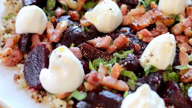 Culy Homemade Quinoa Met Baby Bietjes Geitenkaas En Spekjes Culy Nl