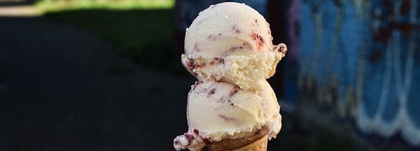 Crème fraîche-ijs met aardbeien zomertoetjes