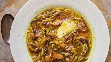 Paddenstoelensoep met orzo van Alison Roman