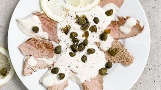 vitello tonnato ter illustratie van de vragen: hoe maak je dit voorgerecht volgens origineel Italiaans recept? En wat drink je bij Vitello tonnato?​ Culy legt het uit!
