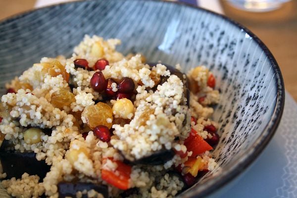 Foto van vegetarische couscous met gegrilde aubergine, kikkererwten en granaatappelpitjes (gezonde recepten_