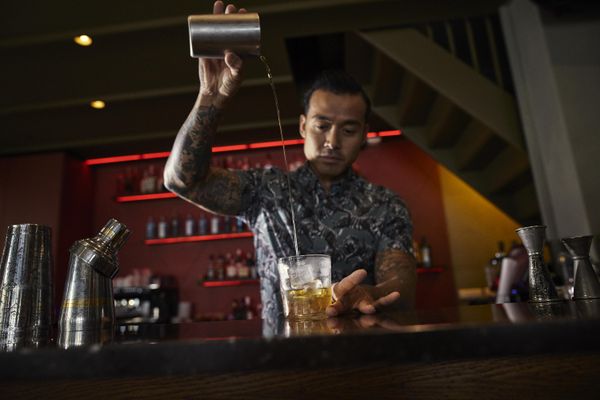 bartender bij een cocktailbar