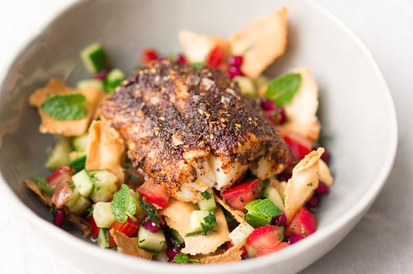 fattoush salade met vis met een kruidenkorst