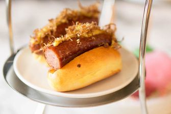 mini hot dogs op brioche bij Summer Afternoon Tea in het Waldorf Astoria