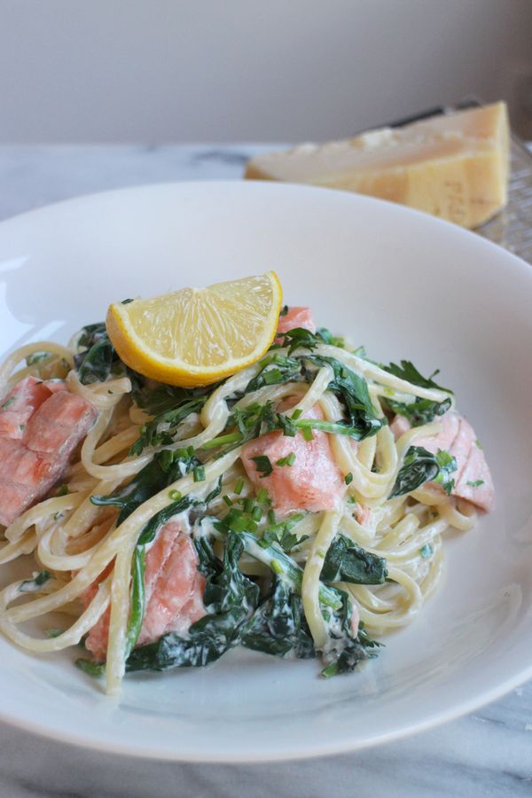 Pasta met spinazie kruidenkaas en zalm