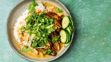 Thaise gele kip curry met rijst en komkommer / makkelijk weekmenu