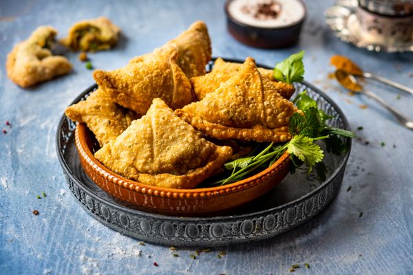 Indiase samosa met groene erwten en aardappel