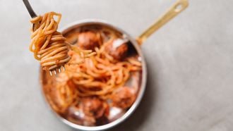 eet je pasta als een italiaan stock unsplash