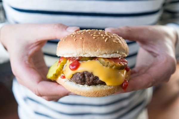 Afhankelijk Gepland Stadscentrum Culy Homemade: cheeseburger & frietjes, allemaal uit de oven! - Culy