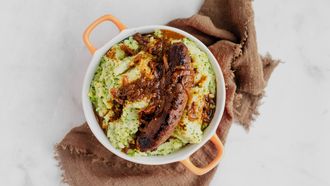 Broccolistamppot met runderbraadworst en uien-jus