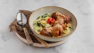 Paksoistamppot met kokos-gehaktballetjes en pindasaus